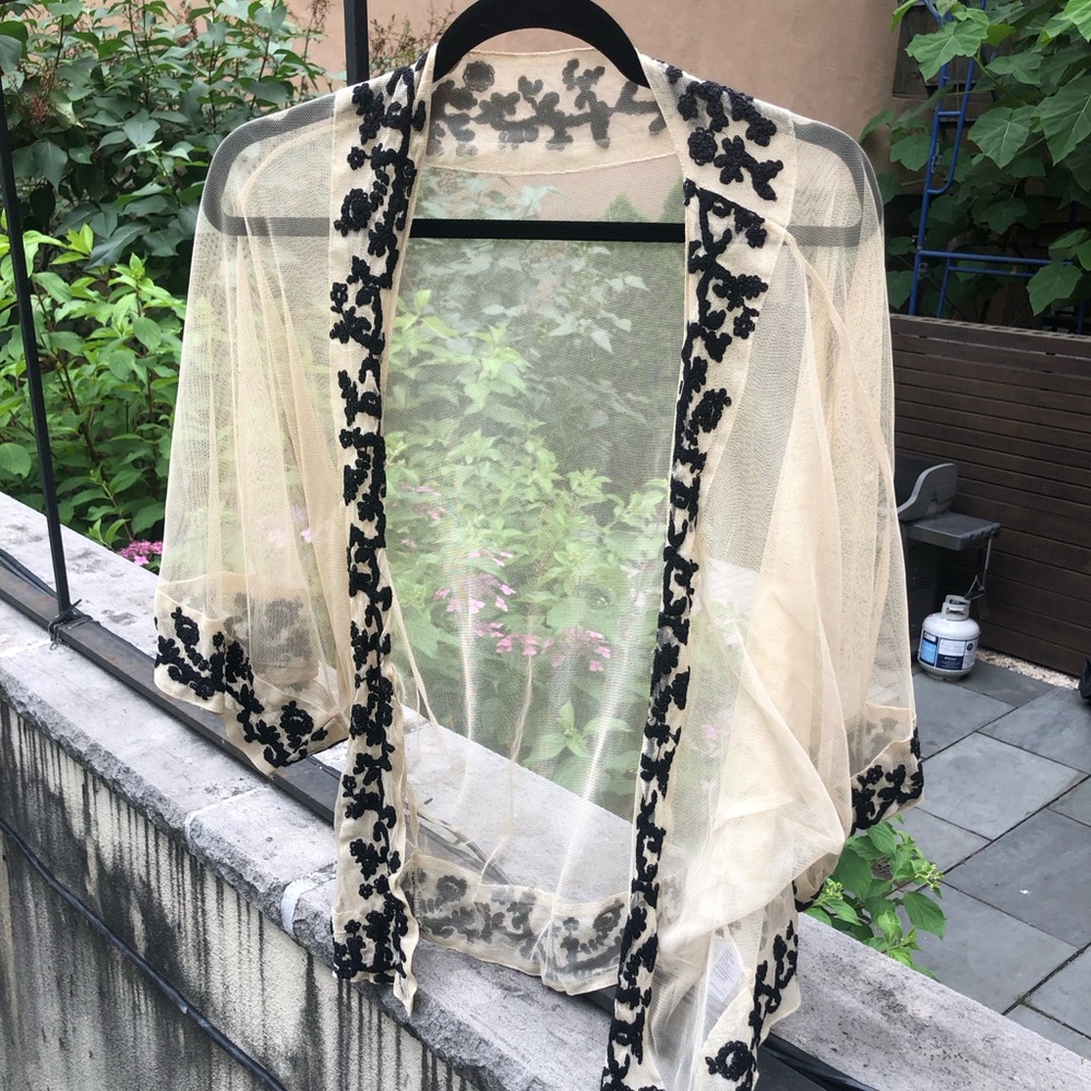 VINTAGE Topshop Mesh Kimono Sweater. Nude mesh with black flowers 🌸 . Size 6.